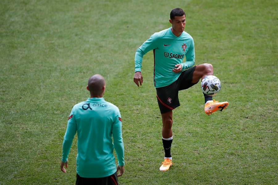 El astro lusitano en un entrenamiento con su selección