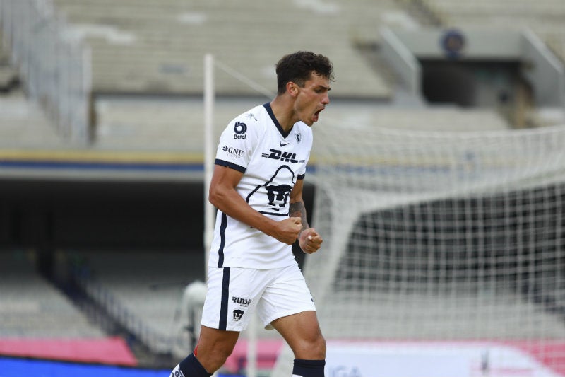 Dinenno en celebración de gol