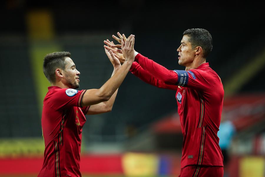 El astro lusitano celebra uno de sus goles contra los suecos