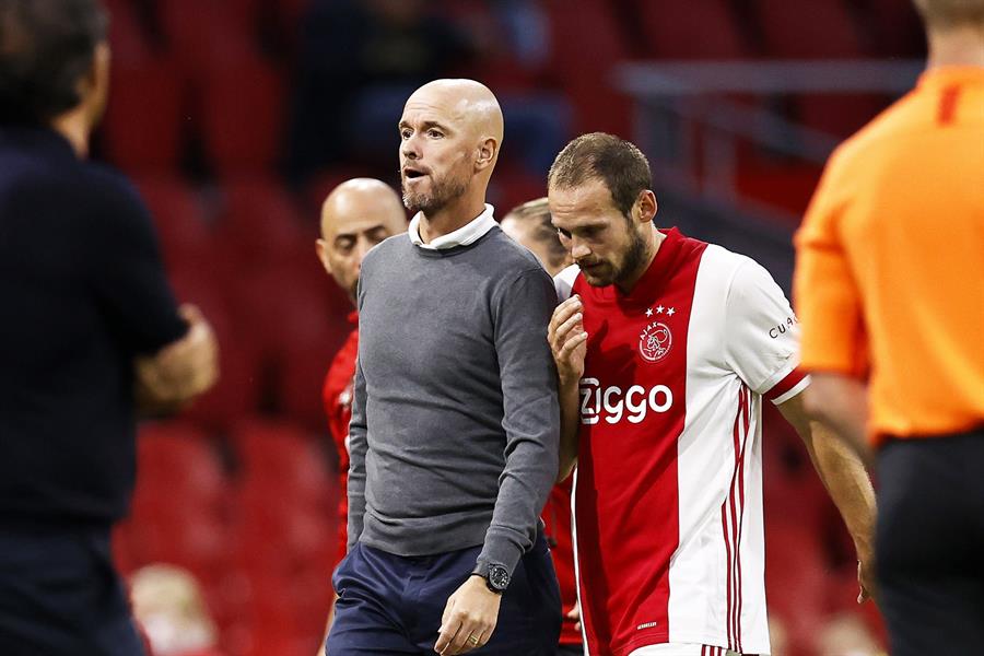 Erik ten Hag acompaña a su pupilo tras su caída