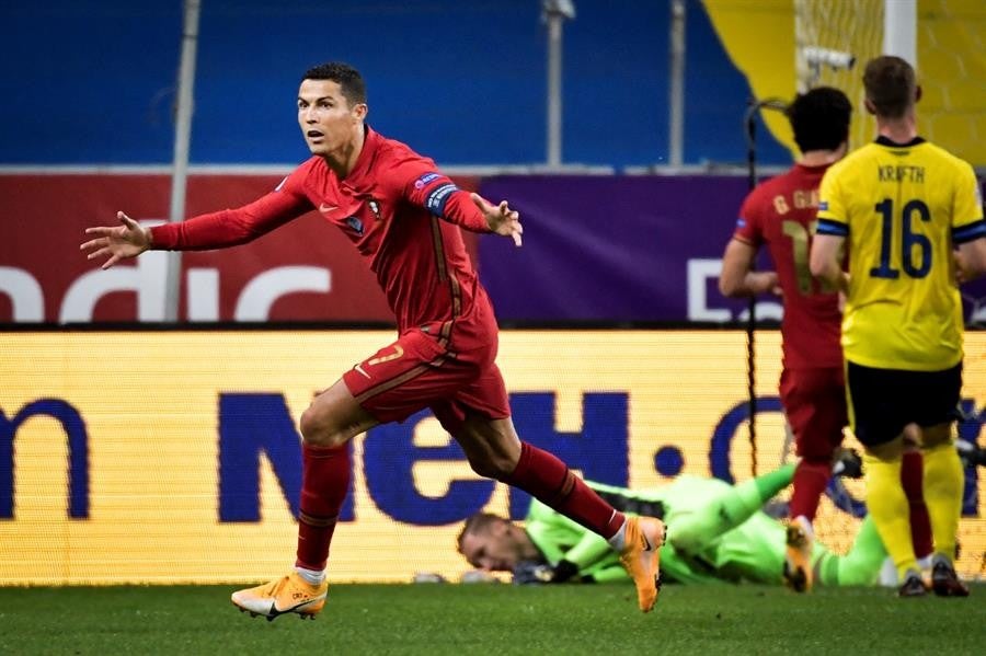 Cristiano Ronaldo celebrando su gol 100 con Portugal