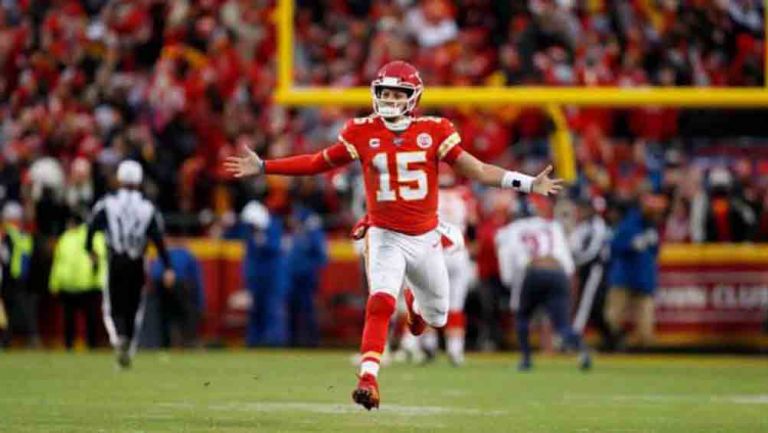 Mahomes corre en un juego de los Chiefs