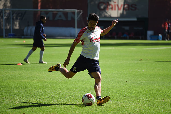 Oribe Peralta en entrenamiento con Chivas 
