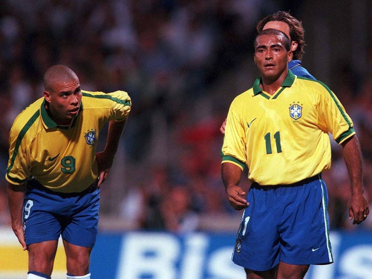 Ronaldo y Romario en un juego de Brasil