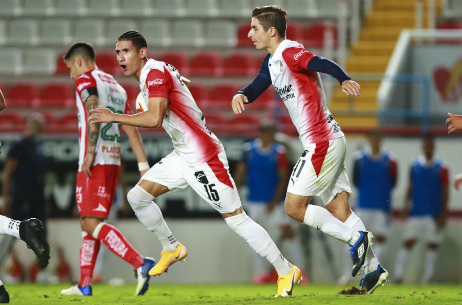 Jugadores de Chivas celebran gol del empate ante los Rayos