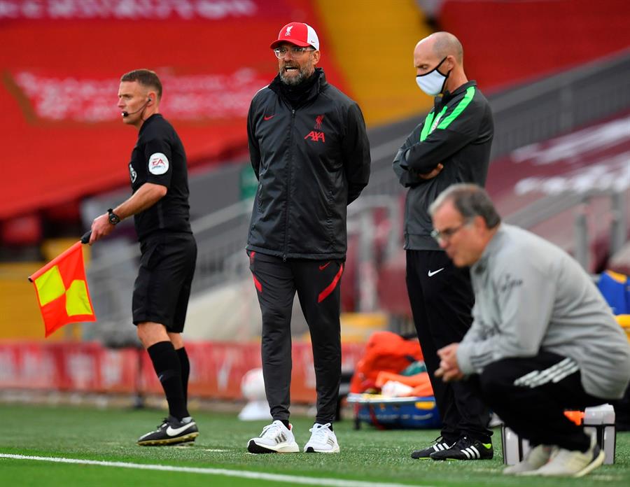 Klopp y Bielsa en la línea de banda