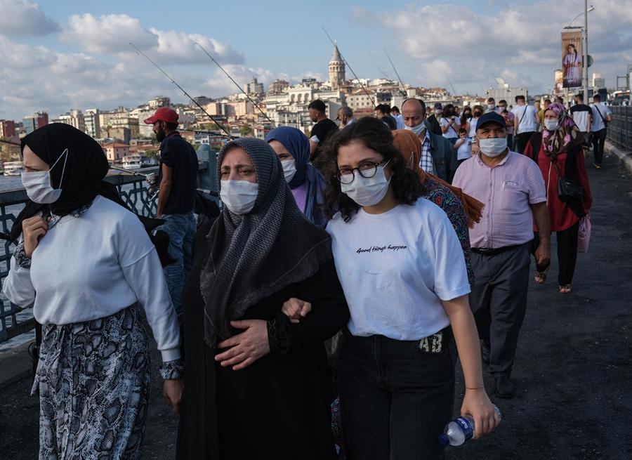 Gente con cubrebocas en Turquía 