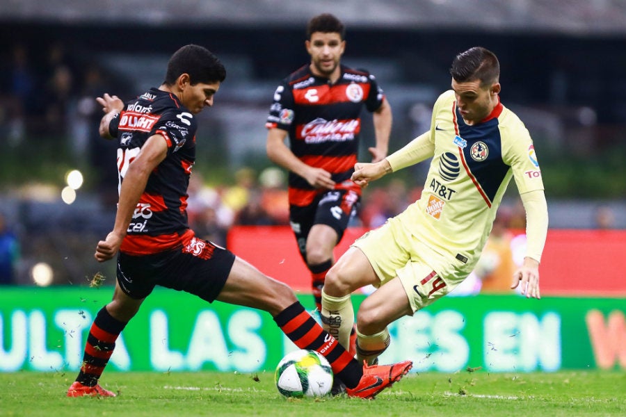 El zguero disputa el balón ante Nicolás Benedetti