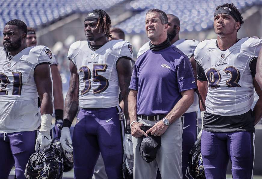 Los Ravens protestando antes de su partido 