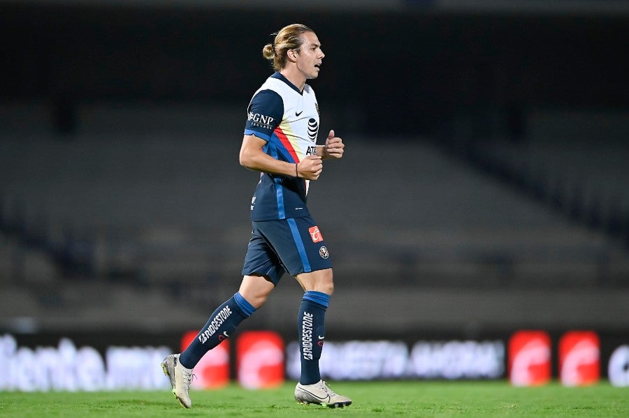 Sebastián Córdova durante un partido con América