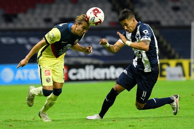 Córdova pelea el balón en el juego contra Monterrey