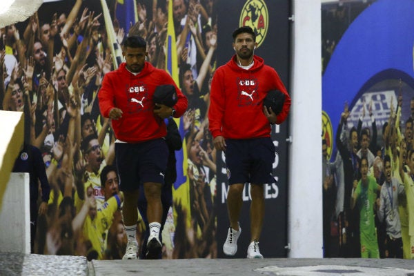 Oribe Peralta en los túneles del Estadio Azteca