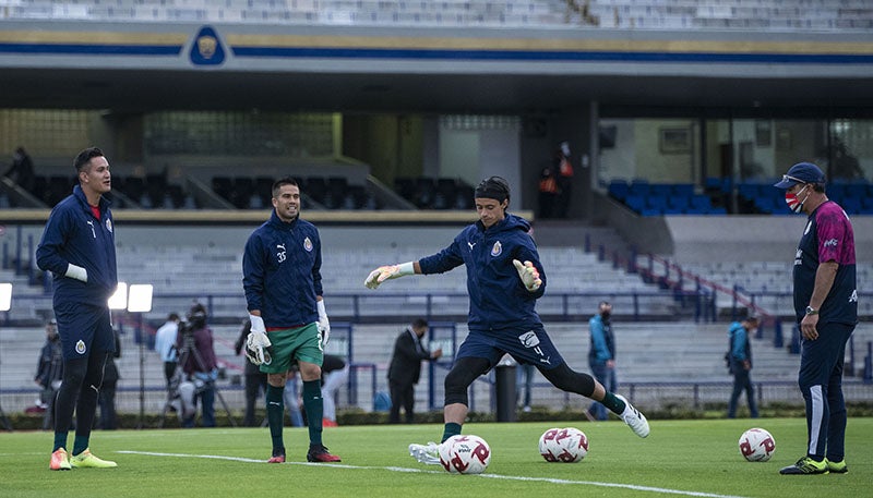 Porteros de Chivas calientan en Ciudad Universitaria 