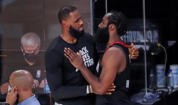 Harden y James platican durante la serie de Lakers y Rockets