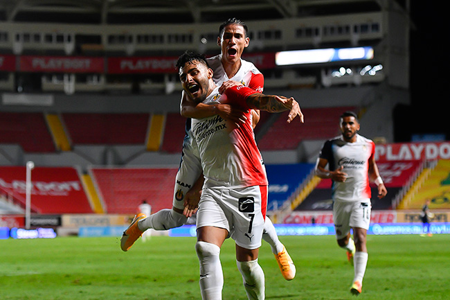 Antuna y Vega celebran un gol de Chivas