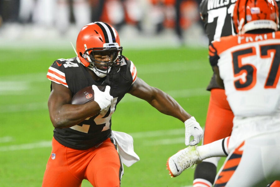 Nick Chubb consiguió 124 yardas por tierra