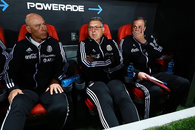 Martino con su cuerpo técnico, antes de un partido del Tri