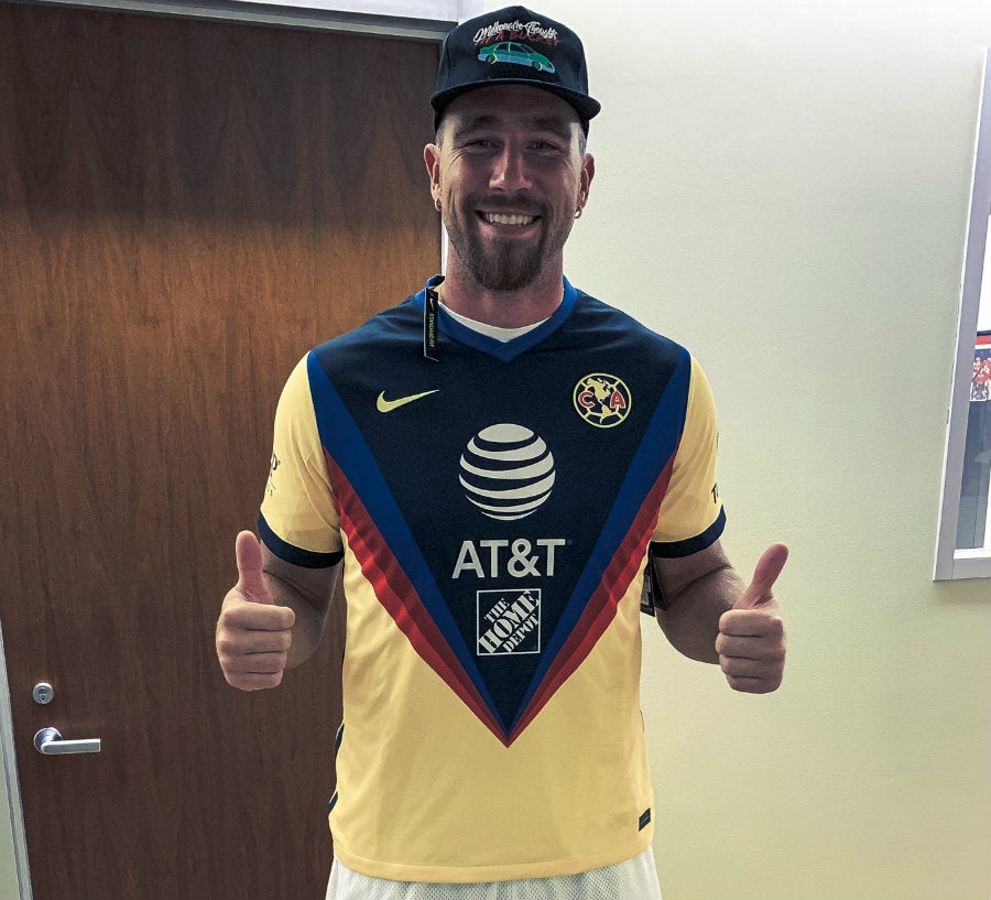 Kelce con la playera del América