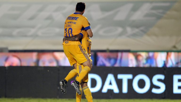 Jugadores de Tigres celebran gol 