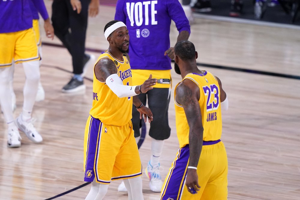 Jugadores de los Lakers festejan una canasta