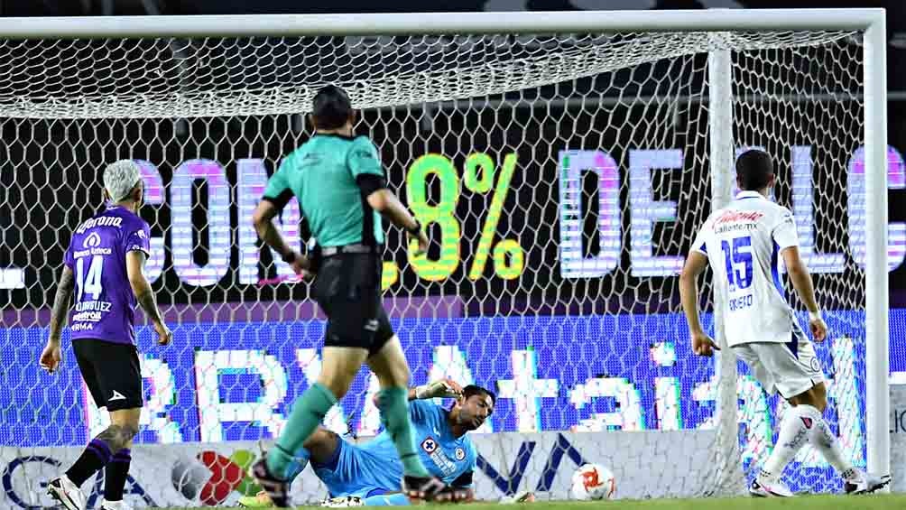 Sanvezzo dispara a gol y vence a Corona tras desvío