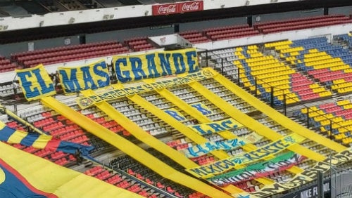 Banderas y telones en las gradas del Estadio Azteca