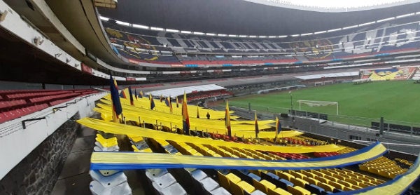 Banderas y telones en las gradas del Estadio Azteca