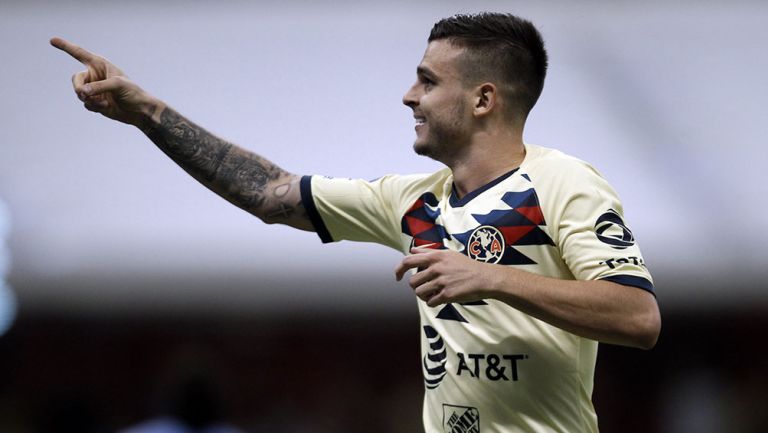 Nicolás Benedetti festeja un gol con América