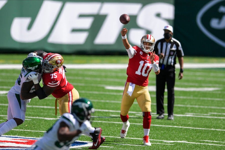 Jimmy Garoppolo durante un partido con 49ers