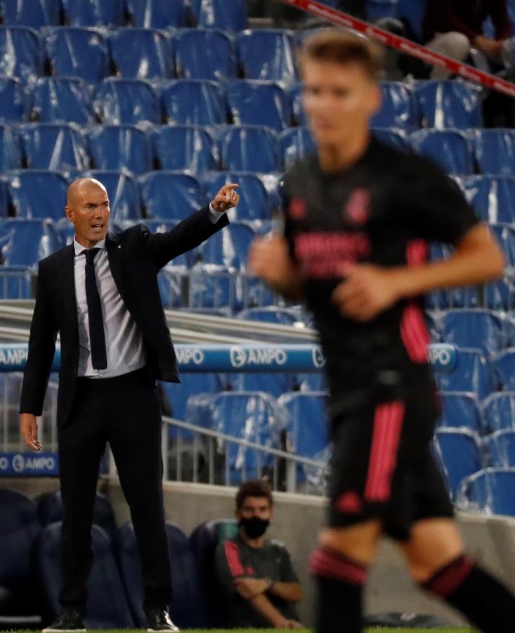 Zidane dirigiendo ante Real Sociedad