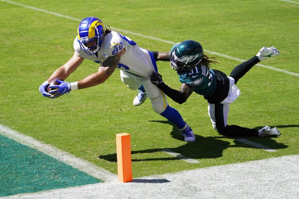 Tyler Higbee en acción ante Filadelfia Eagles