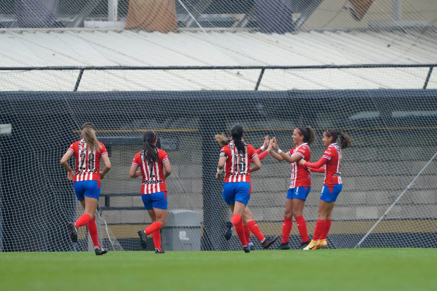 Jugadoras de Chivas Femenil celebran gol vs Pumas