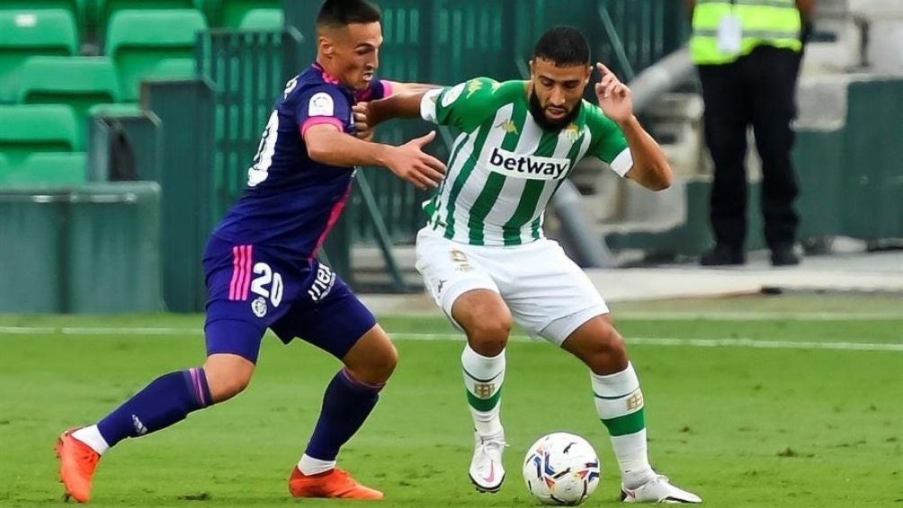 Nabyl Fekir disputando un balón 