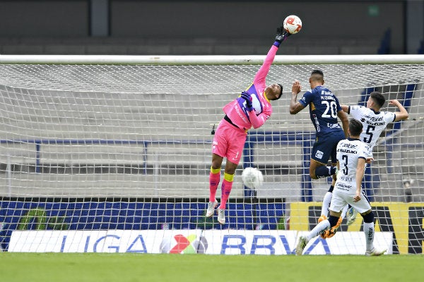 Alfredo Talavera atajando con Pumas