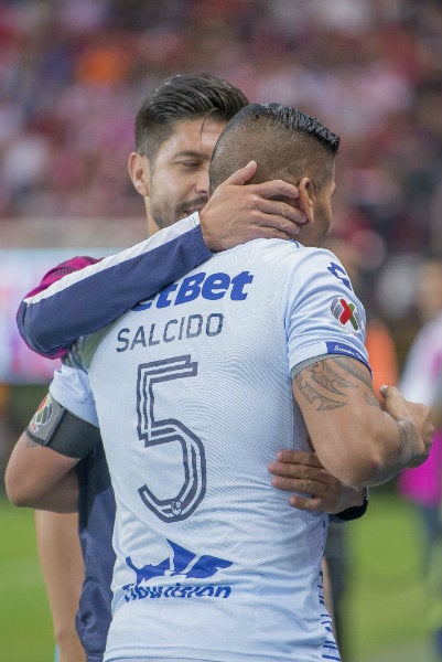 Carlos Salcido y Oribe Peralta en saludo