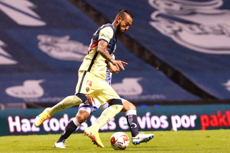 Emanuel Aguilera durante un partido con América