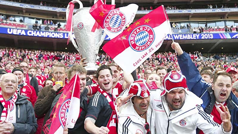 Seguidores del Bayern en un duelo de la Champions League 