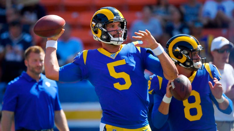 El quarterback calentando antes de un juego de los Rams