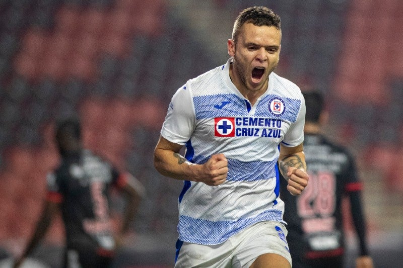 Jonathan Rodríguez durante un partido con Cruz Azul