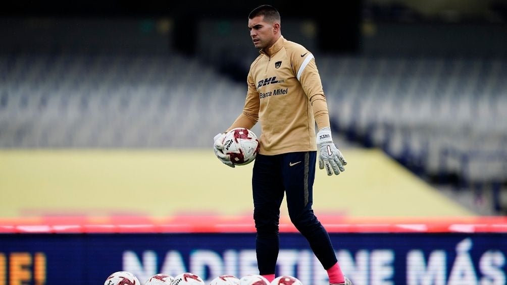 Julio González durante un calentamiento de Pumas 