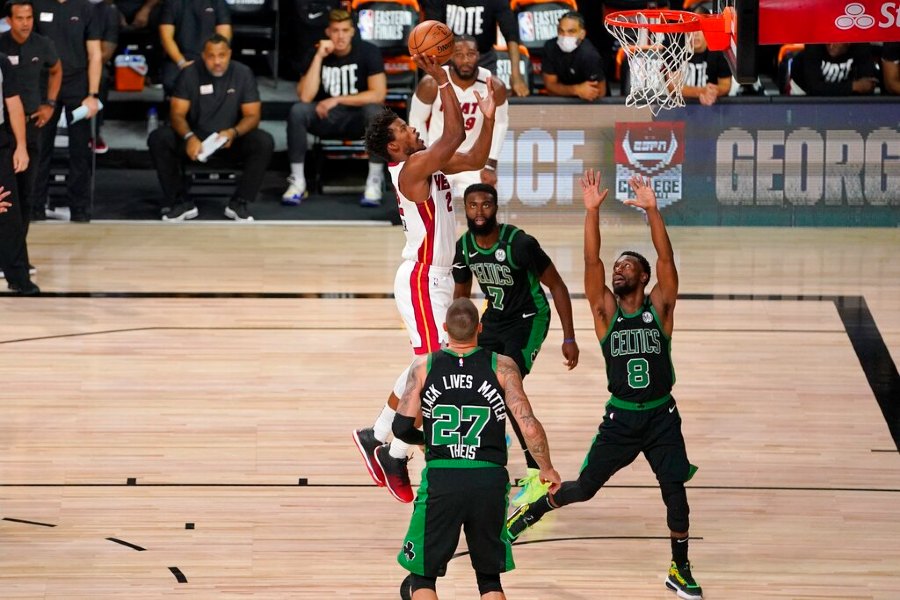 Jimmy Butler previo a anotar vs Celtics en la Final del Este