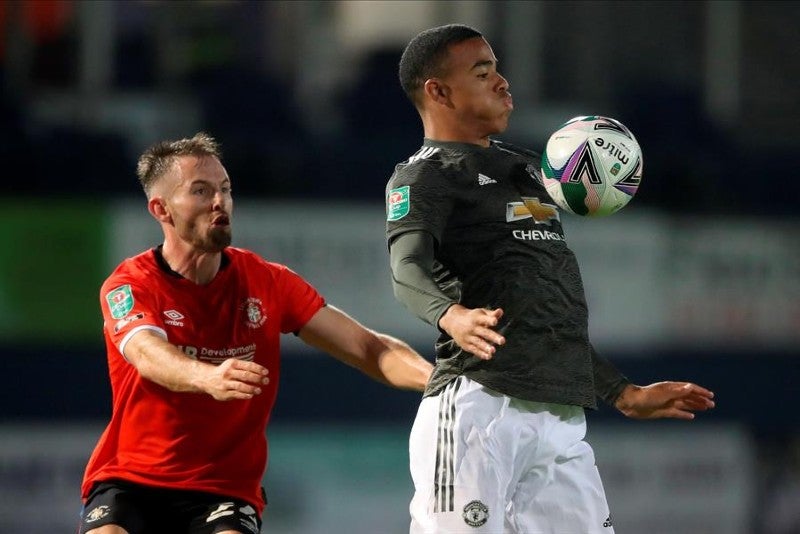 Greenwood controlando el balón en el juego ante Luton Town