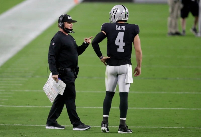 Gruden hablando con Carr