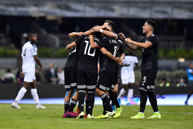 Jugadores del Tri celebran un gol