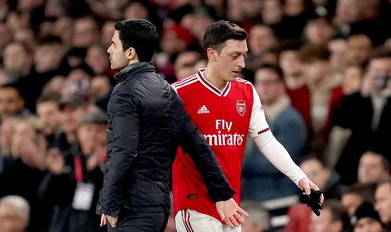 Mesut Özil y Mikel Arteta en un juego del Arsenal 