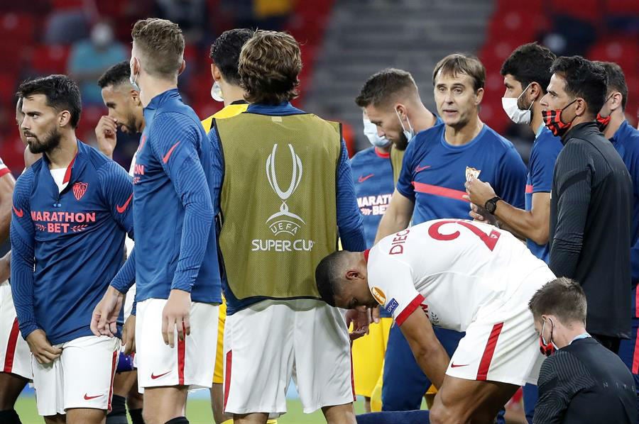 Julen Lopetegui en charla con sus jugadores