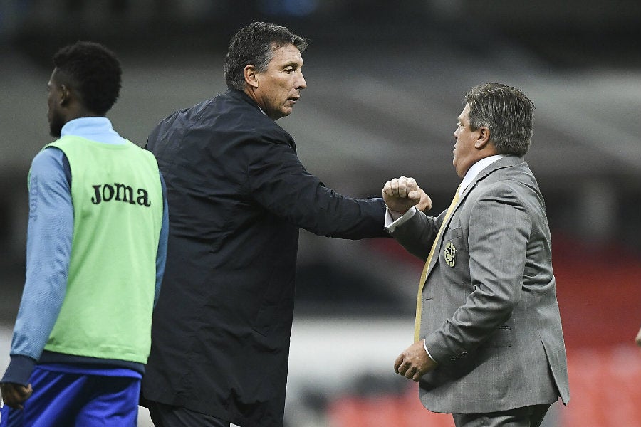 Robert Dante Sibolid y Miguel Herrera se saludan