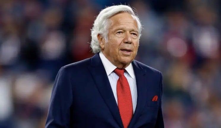 Kraft en un encuentro con el equipo de Nueva Inglaterra 