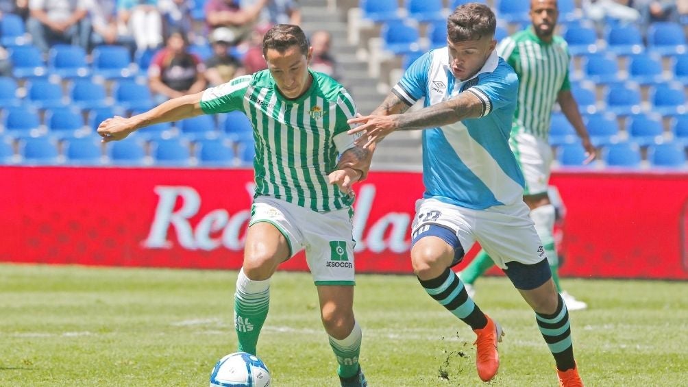 Andrés Guardado en partido con el Betis 