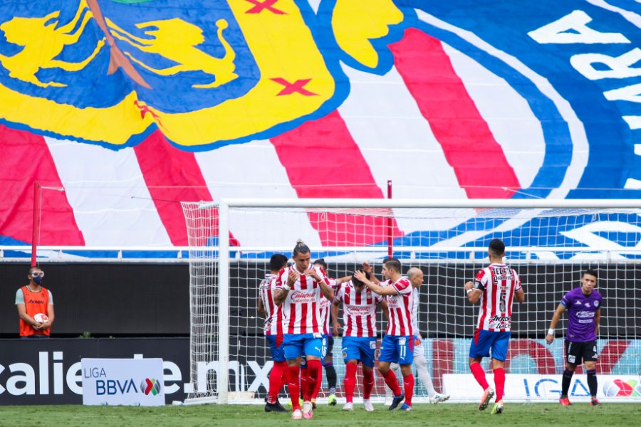 Jugadores de Chivas celebran gol ante Mazatlán
